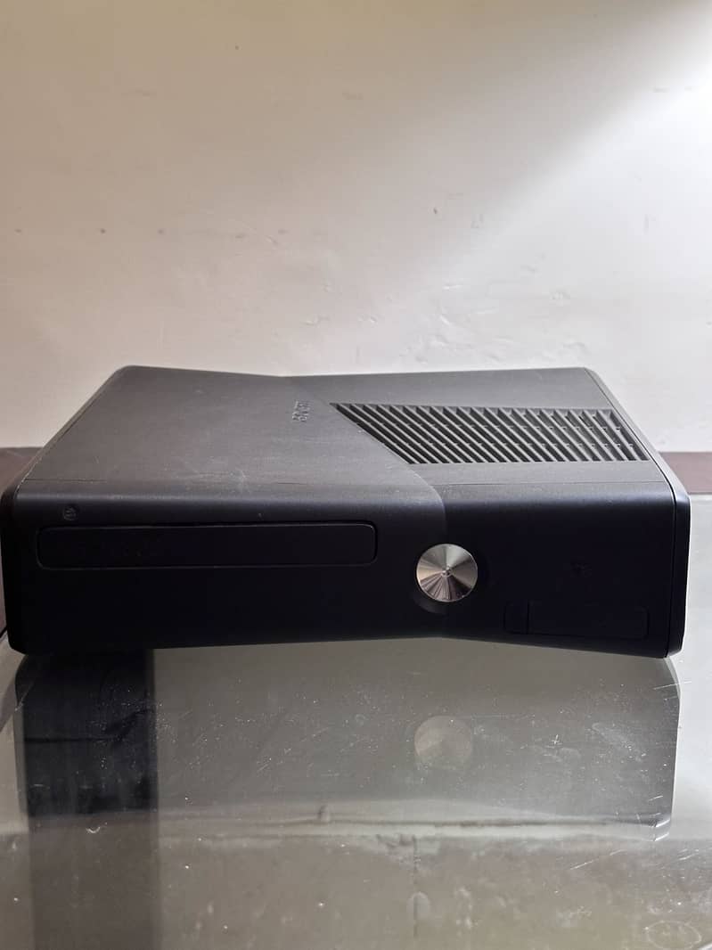 Xbox 360 Slim with multiple accessories 1