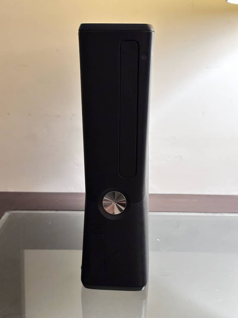 Xbox 360 Slim with multiple accessories 2
