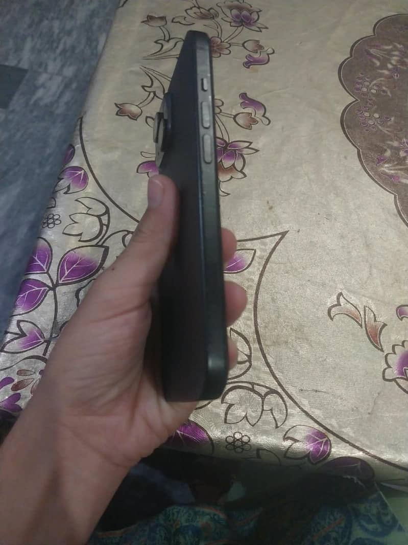 Apple iPhone 15 4