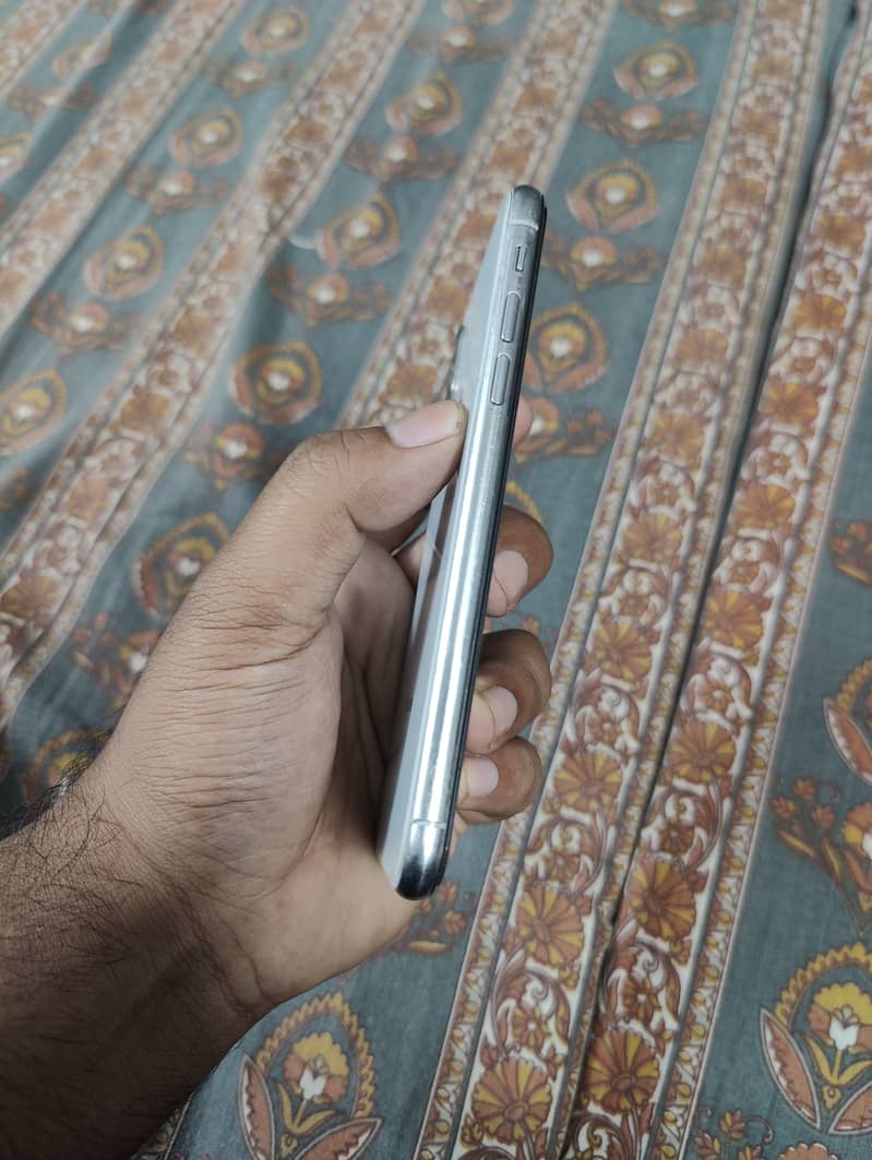 Apple iPhone X 4