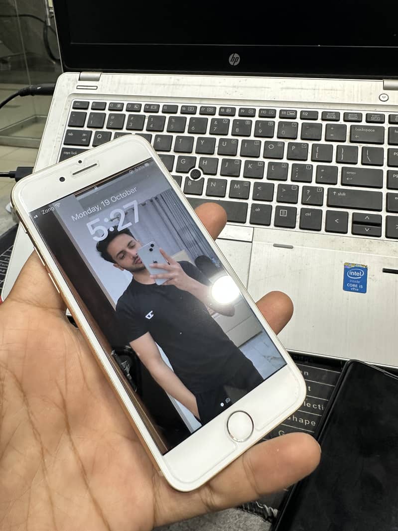 Apple iPhone 8 with box 2