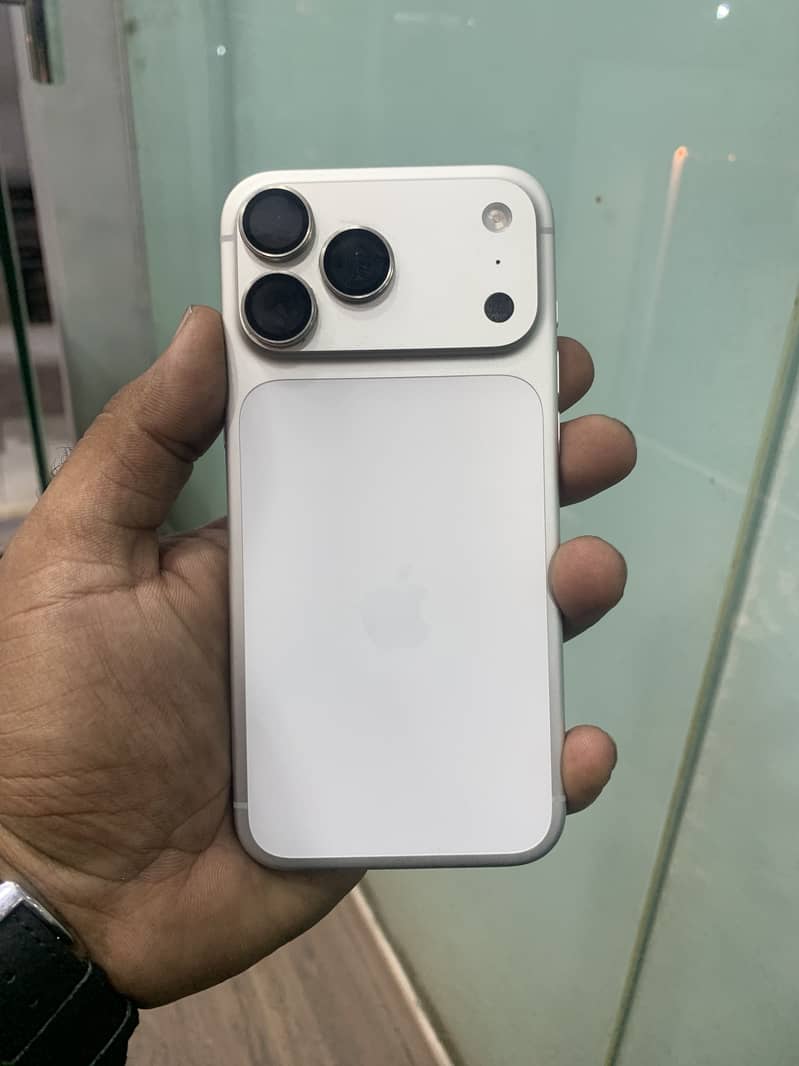 Apple iPhone 17 Pro Max 1