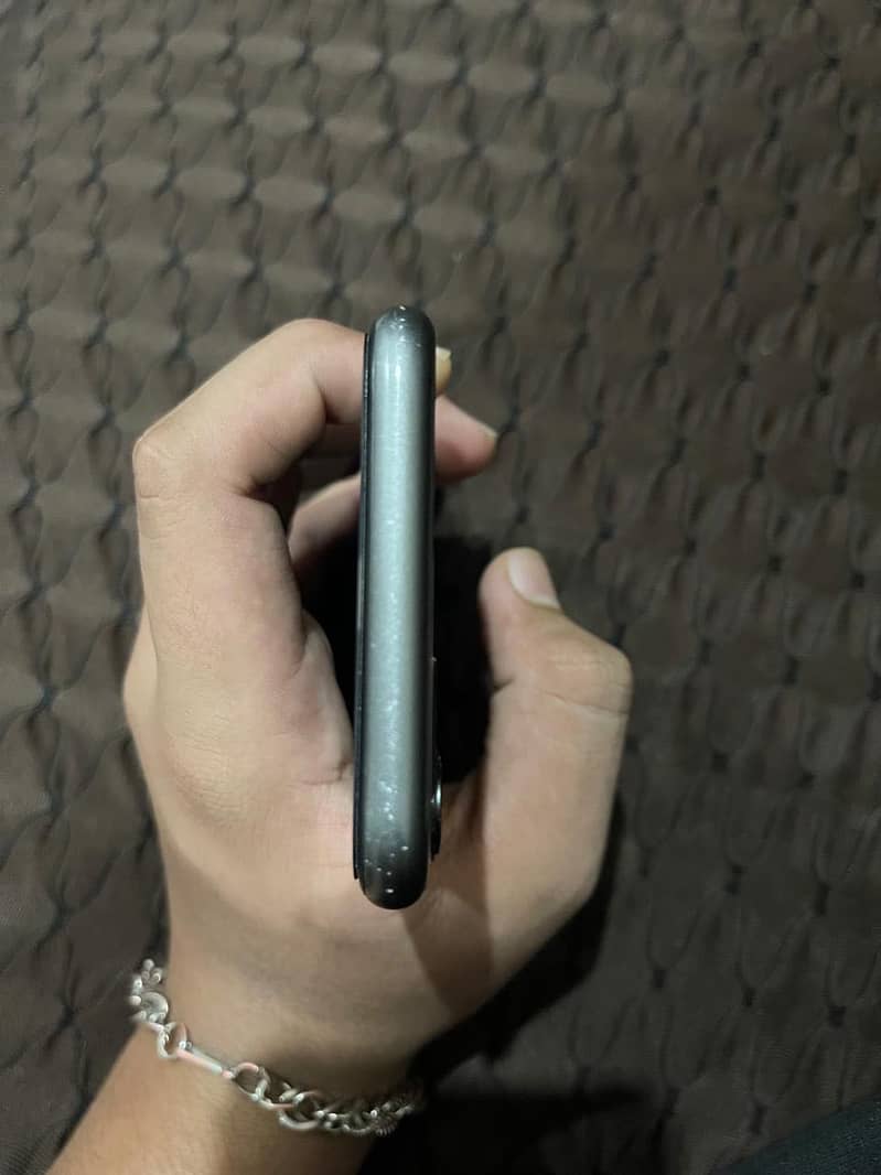 Apple iPhone 11 4