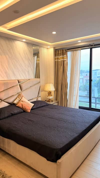 LUXURIOUS FURNISHED PARK FACING APARTMENT FOR SALE AT HOT LOCATION OF BAHRIA TOWN