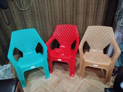 moulded chairs / plastic chairs / rooftop chairs / restaurant chairs