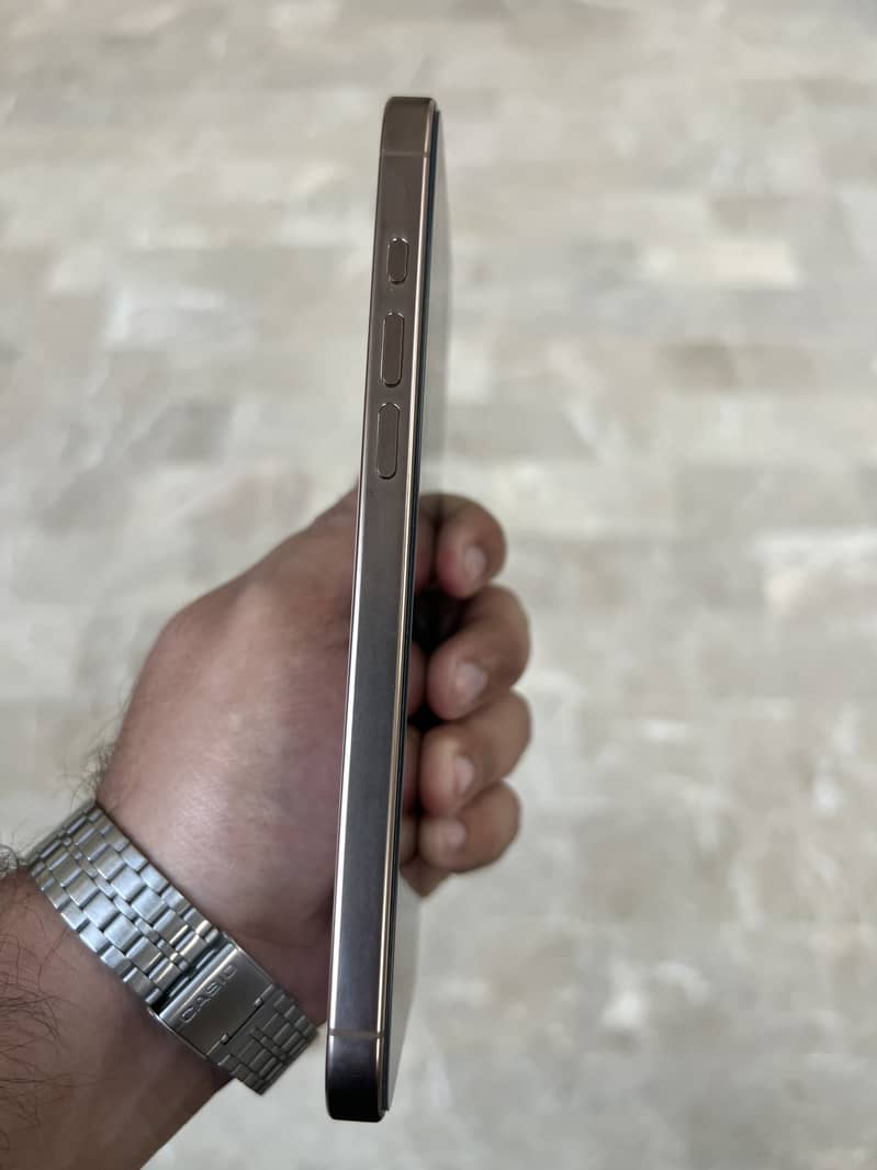 Apple iPhone 16 Pro Max 2