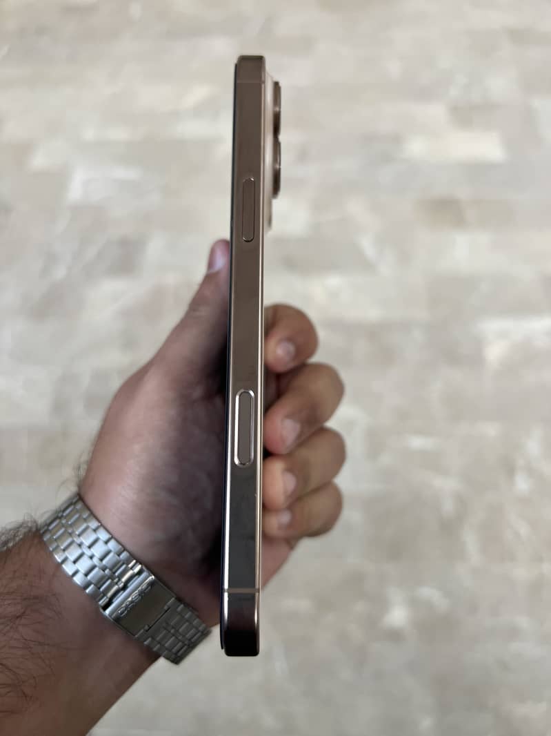 Apple iPhone 16 Pro Max 3