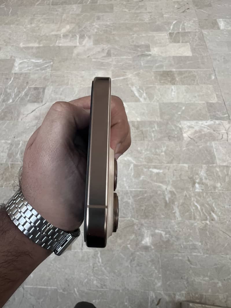 Apple iPhone 16 Pro Max 4
