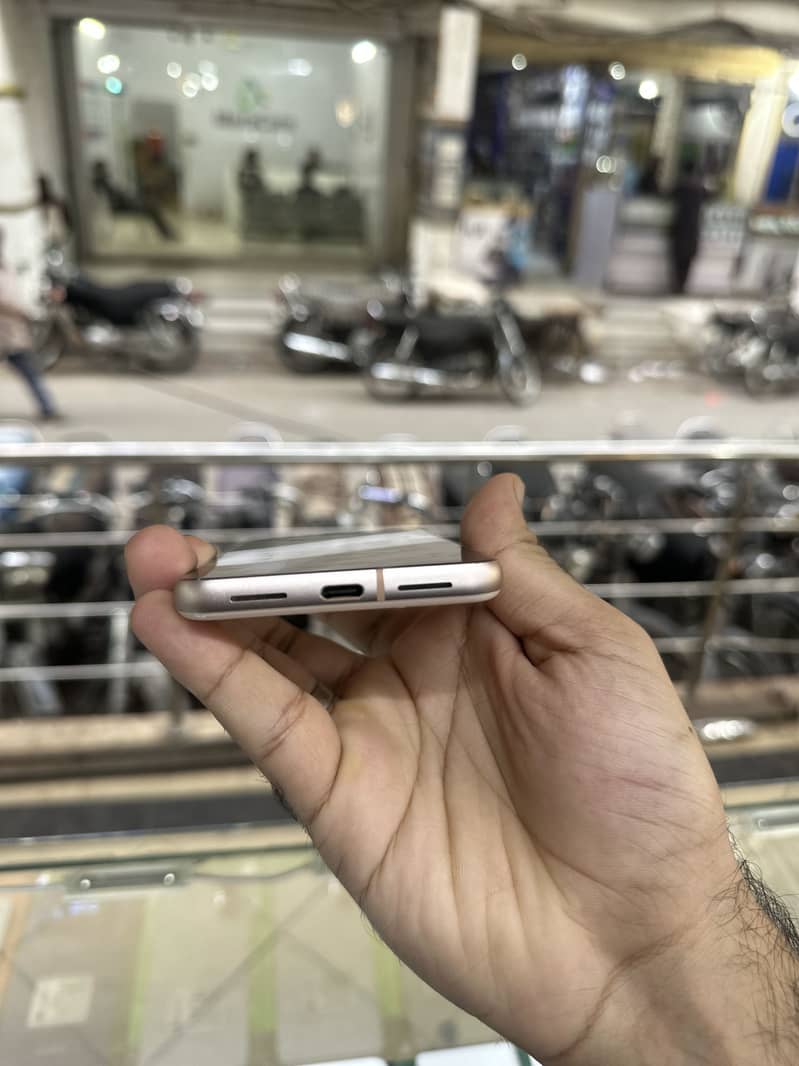 Google Pixel 8 4
