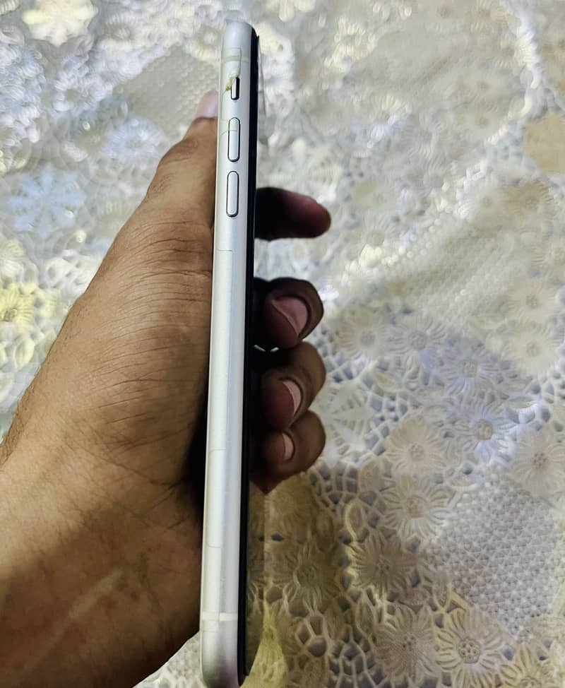 Apple iPhone 11 4