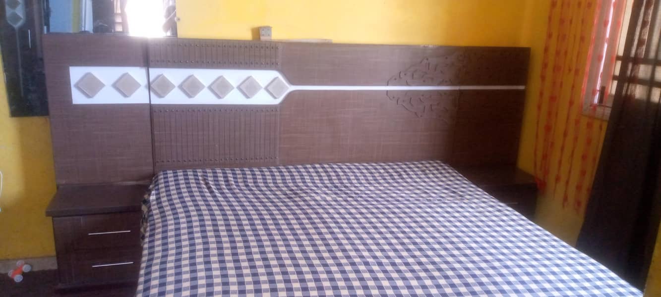 bed side table with dresing 0