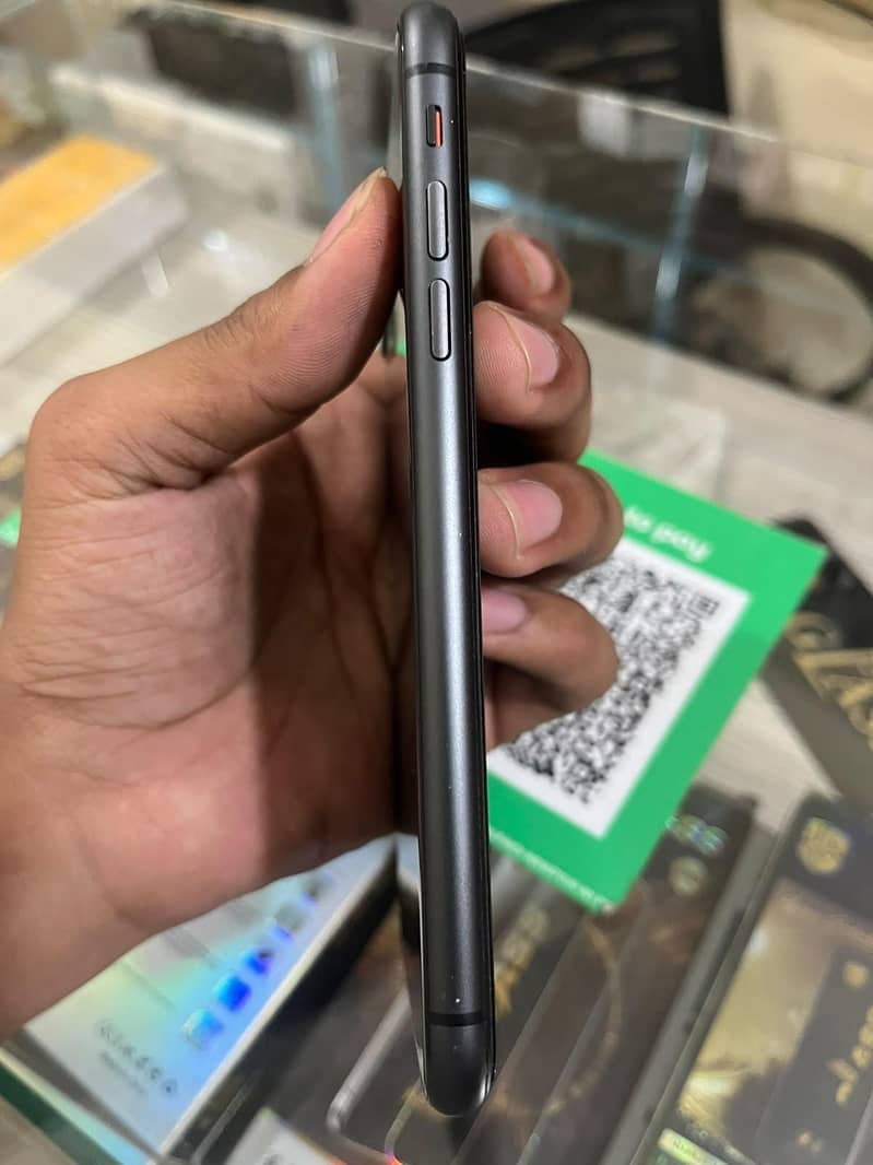 Apple iPhone 11 3