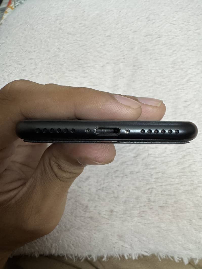 Apple iPhone SE 2nd Generation 4