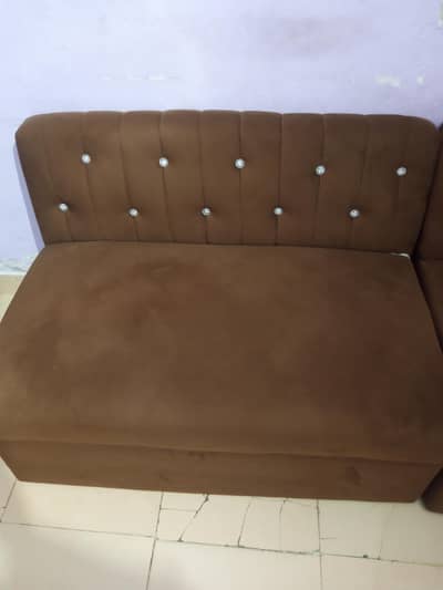 poshish sofa fore sale urgent.