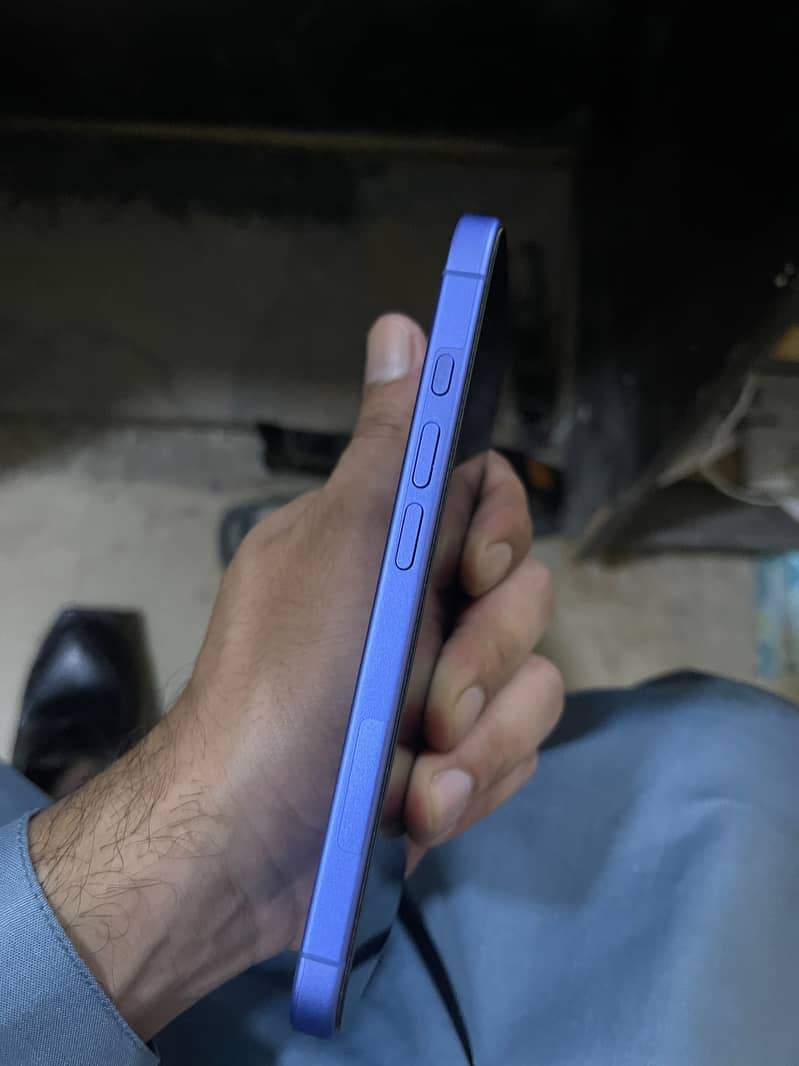 Apple iPhone 16 4