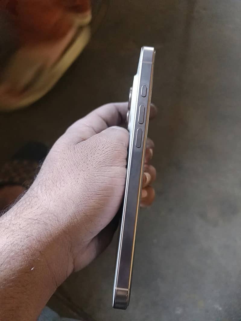 Apple iPhone 16 Pro Max 3
