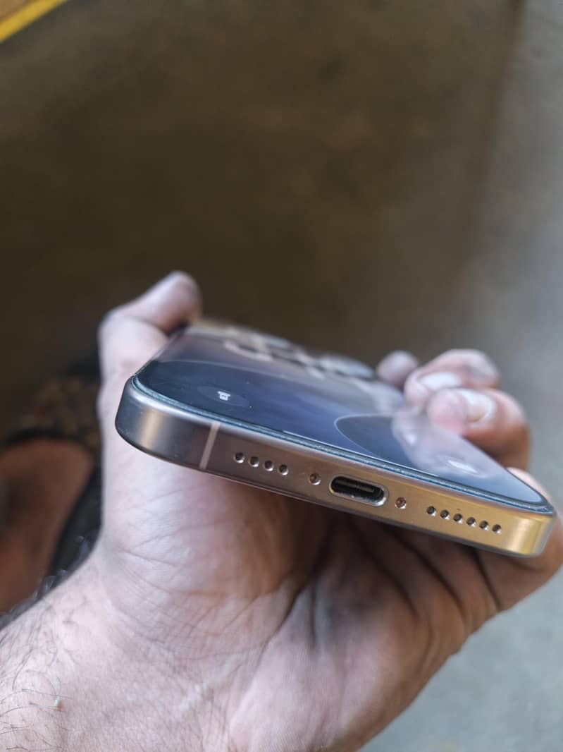 Apple iPhone 16 Pro Max 4