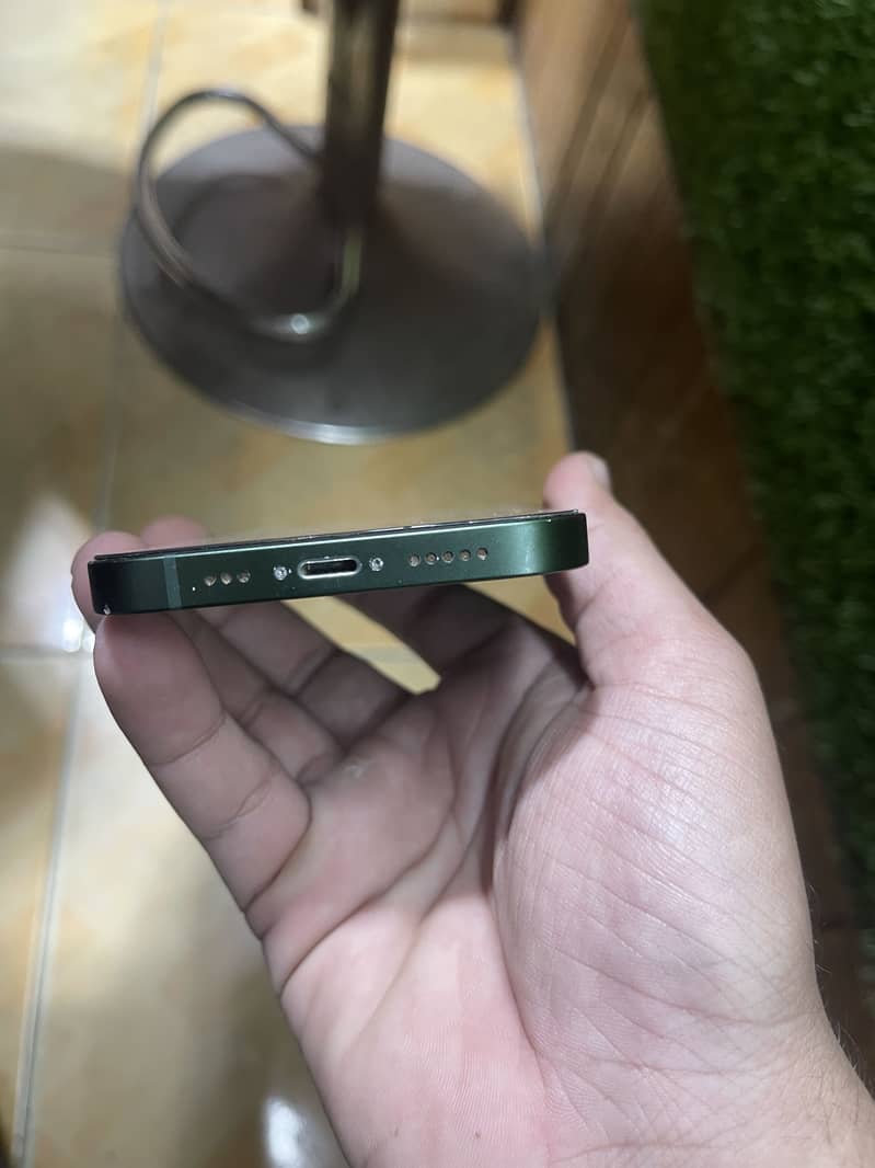Apple iPhone 13 5