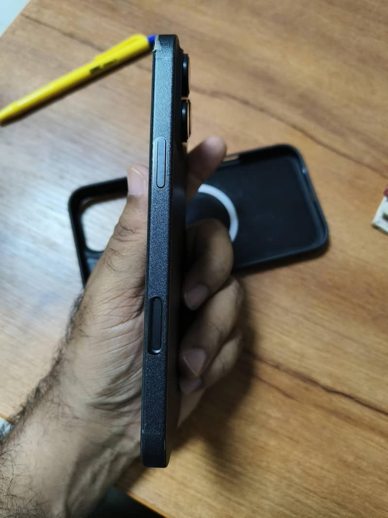 Apple iPhone 16 Pro Max 2