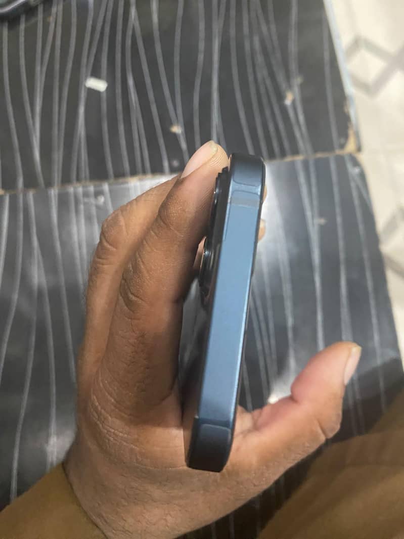 Apple iPhone 13 2