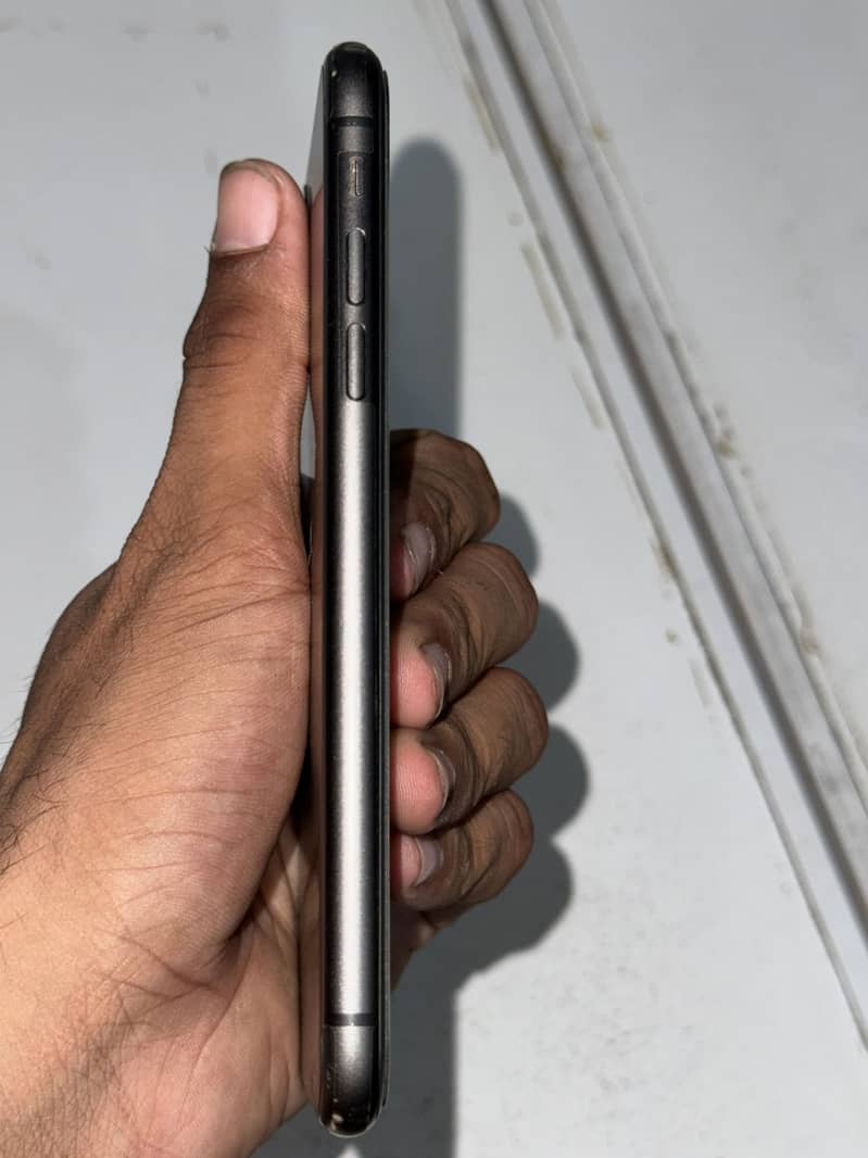 Apple iPhone 11 4