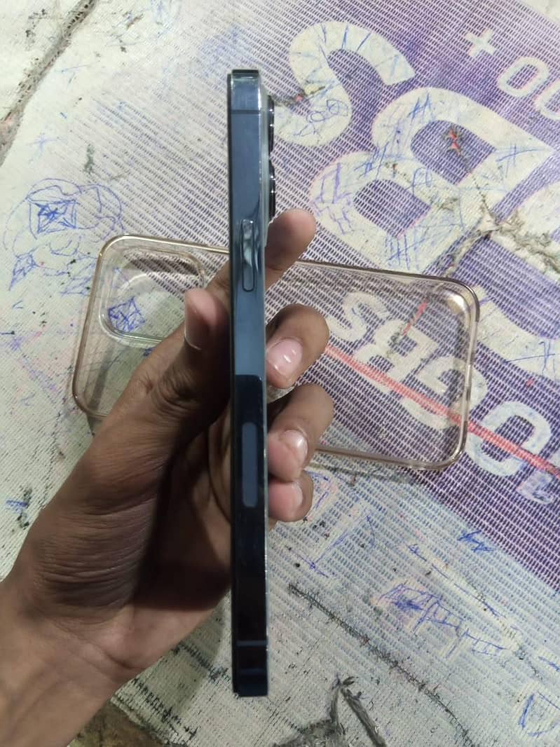 Apple iPhone 13 Pro Max 2