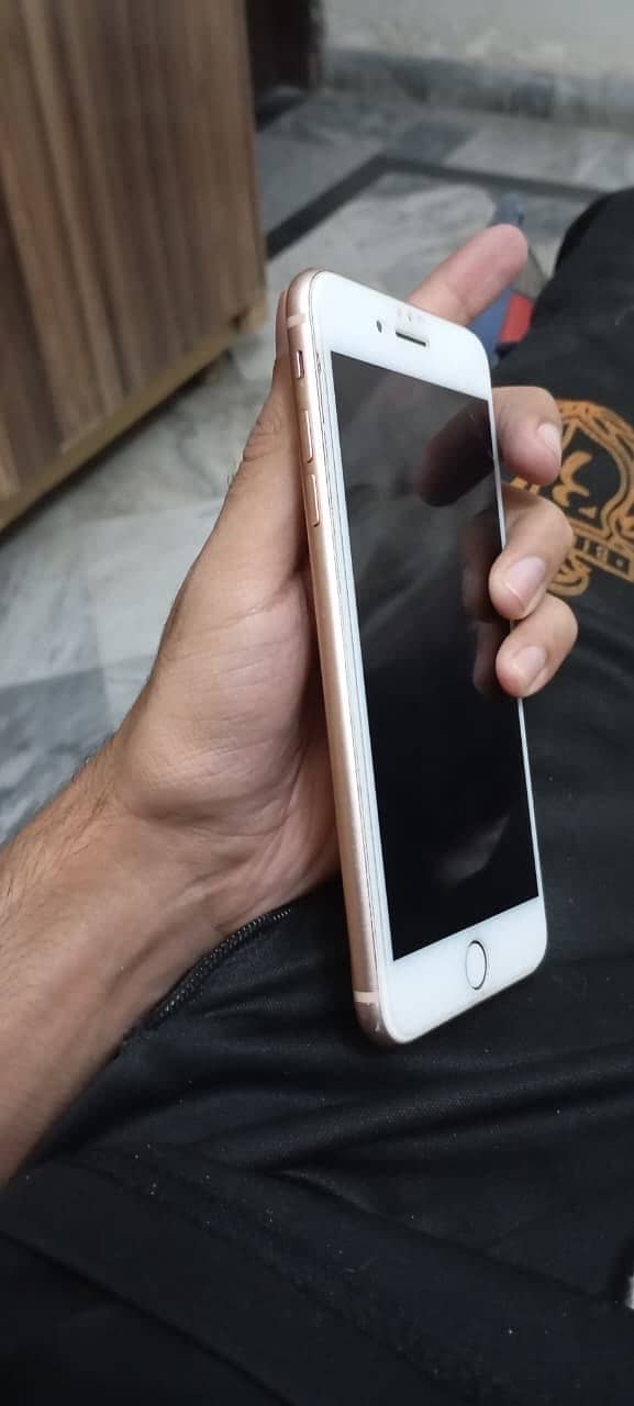 Apple iPhone 8 Plus 4