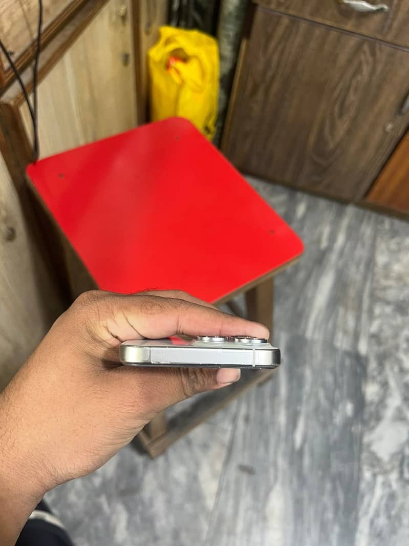 Apple iPhone 16 Pro Max 0