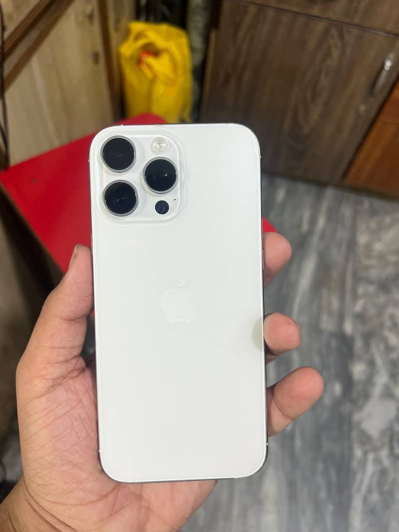 Apple iPhone 16 Pro Max 1
