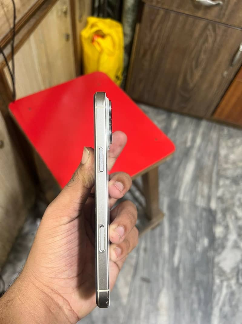 Apple iPhone 16 Pro Max 4