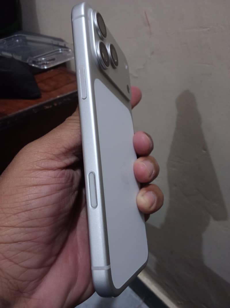 Apple iPhone 17 Pro Max 4