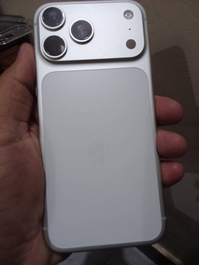 Apple iPhone 17 Pro Max 5