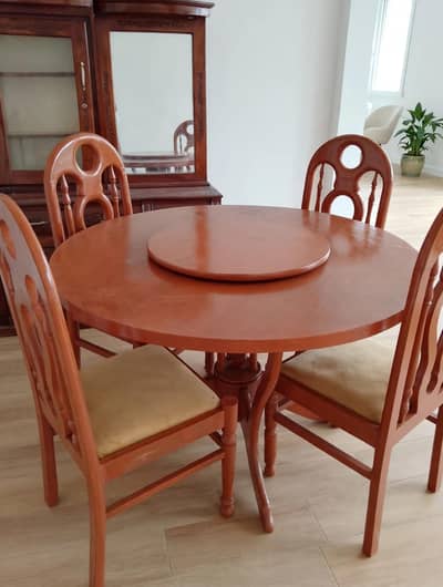 4 seater round dinning table in good condition