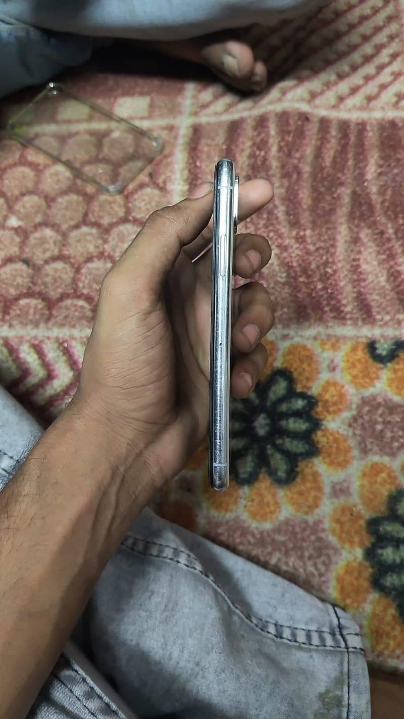 Apple iPhone XS 1