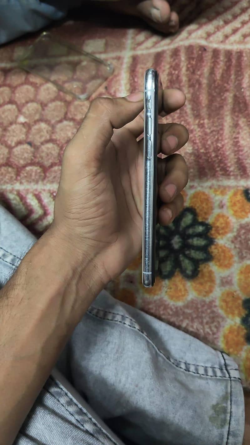 Apple iPhone XS 3