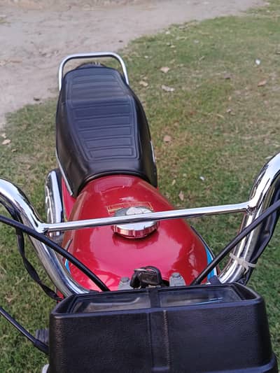 Honda cg125  (Total geniun, nut to nut geniun Honda 125)