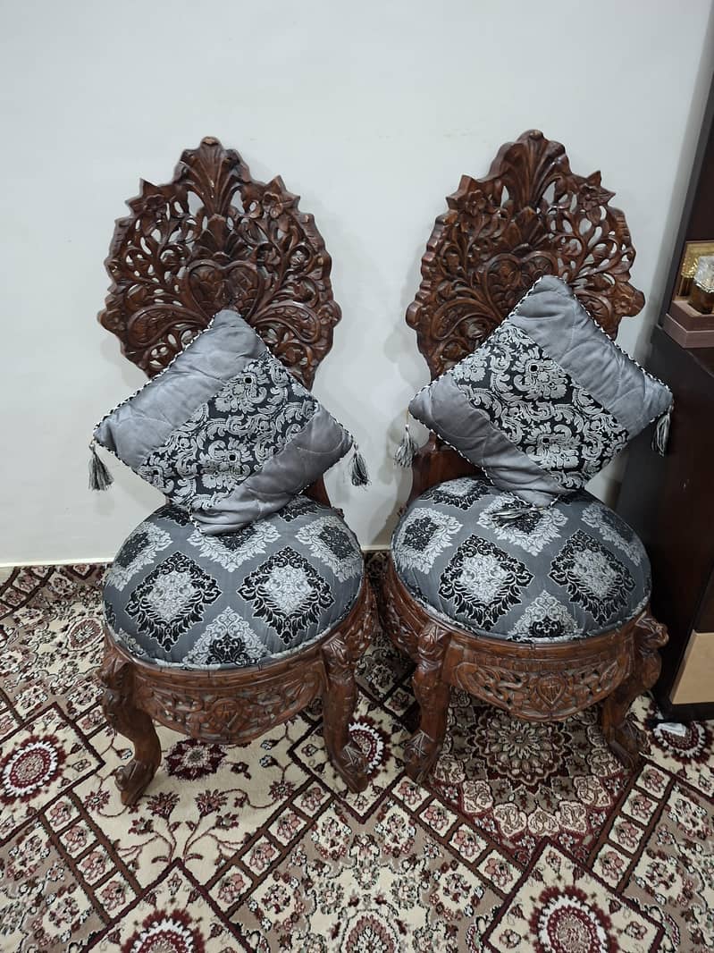 2 Chairs one table 0