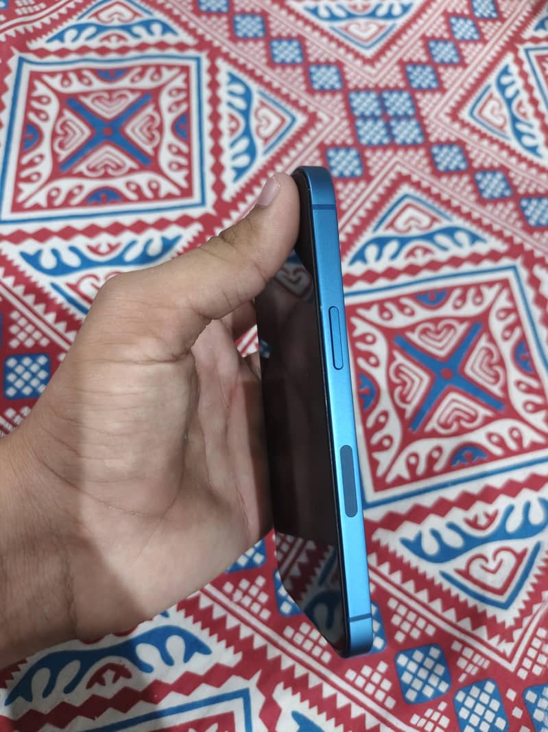Apple iPhone 13 4