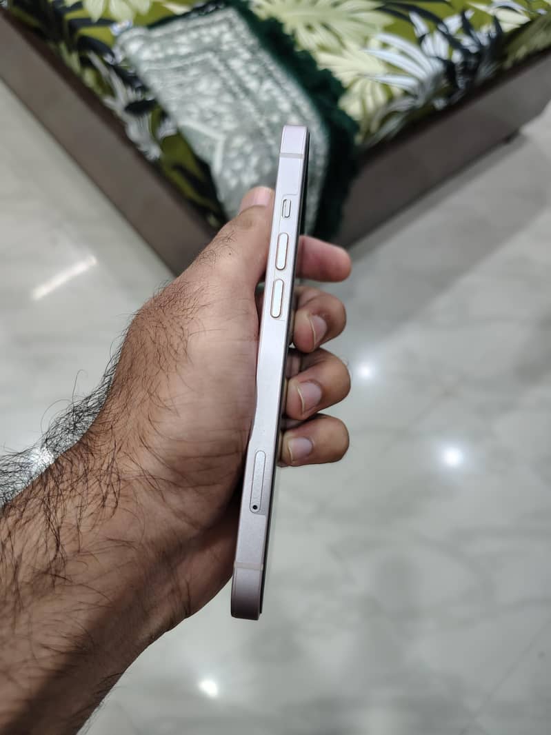 Apple iPhone 13 4