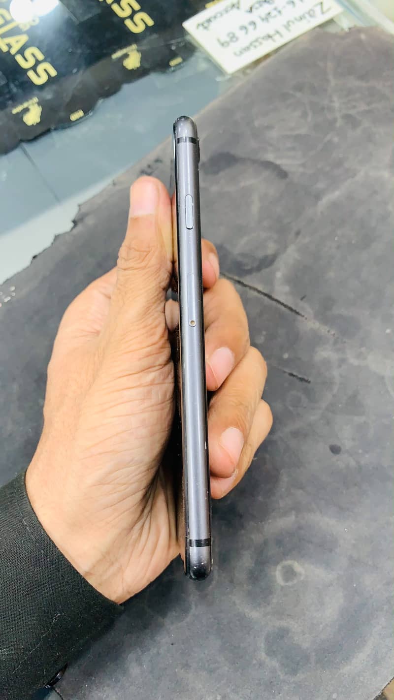 Apple iPhone 8 4