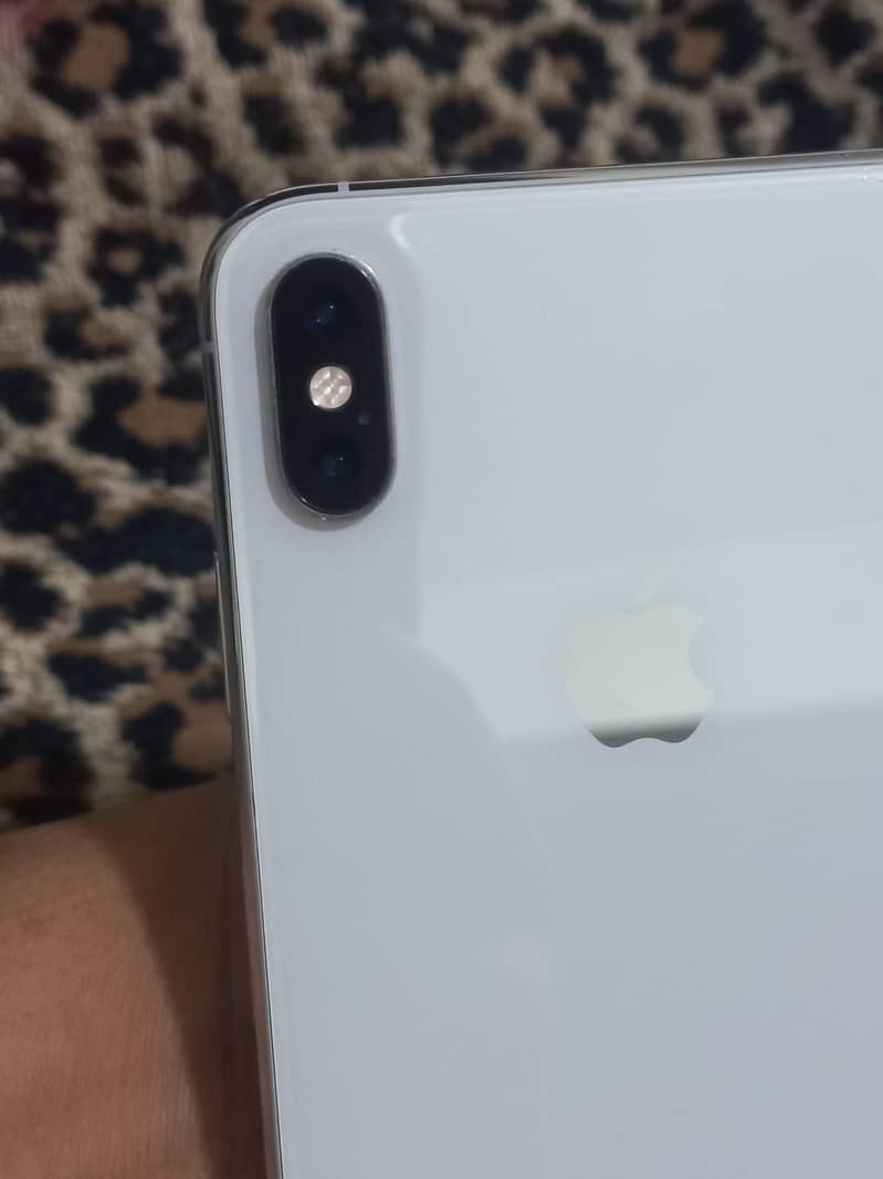 Apple iPhone XS Max 3