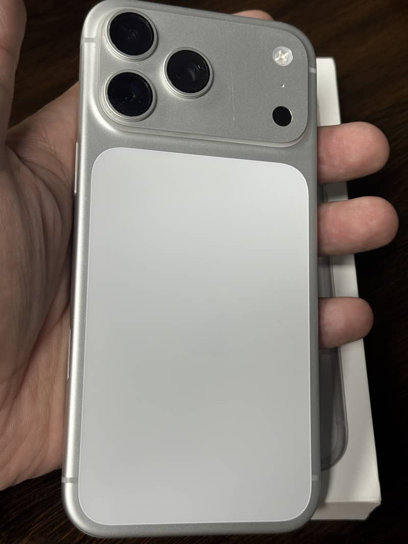 Apple iPhone 17 Pro Max 1
