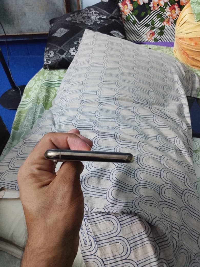 Apple iPhone XS 1