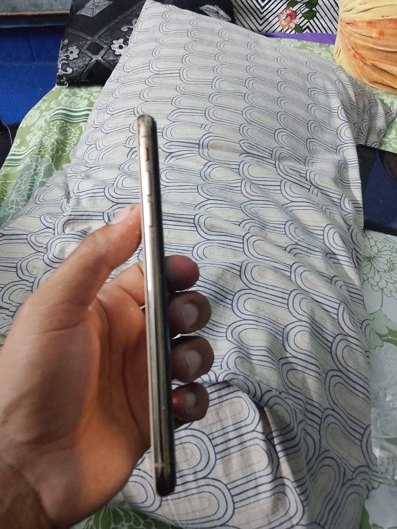 Apple iPhone XS 4
