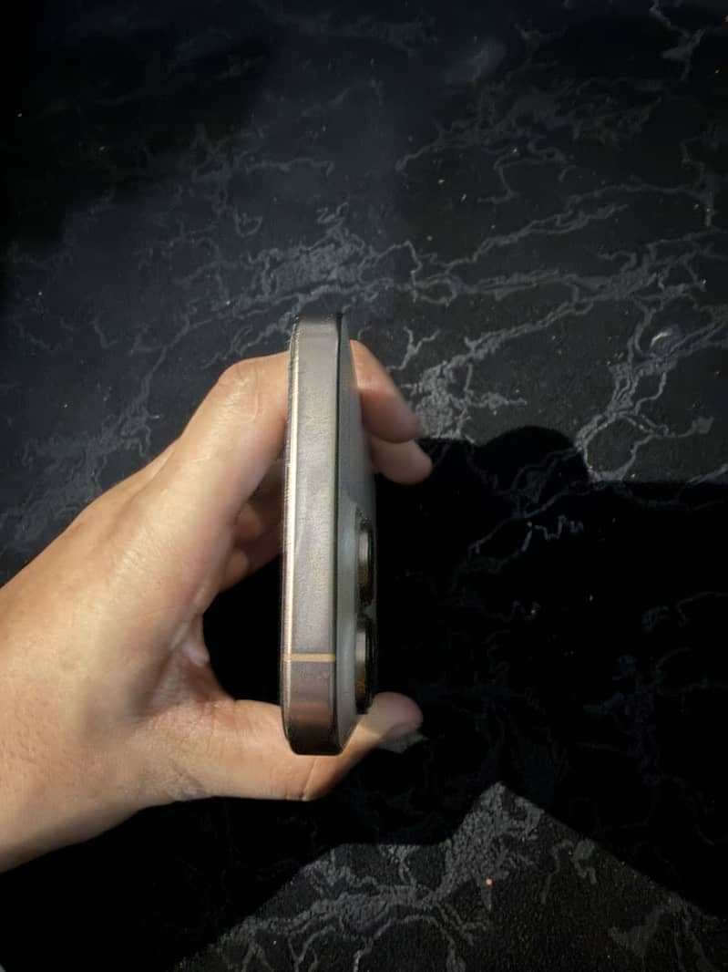 Apple iPhone 16 Pro Max 1