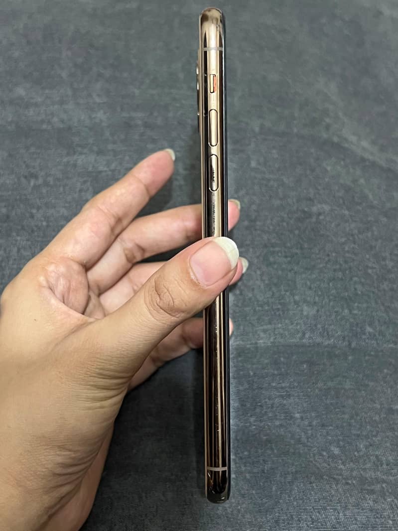Apple iPhone 11 Pro Max 4
