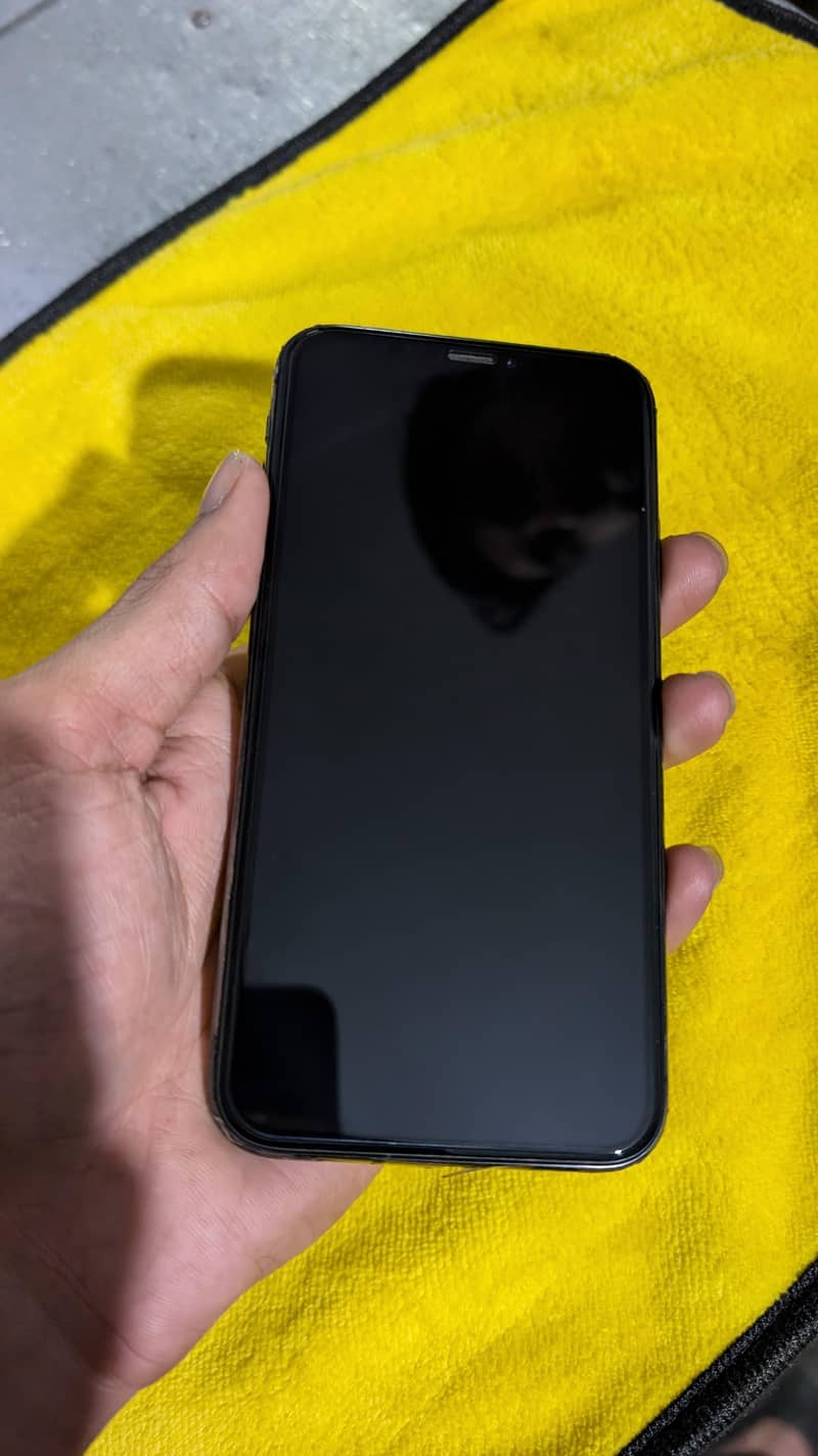 Apple iPhone XS 4