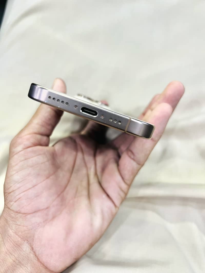 Apple iPhone 16 Pro 0