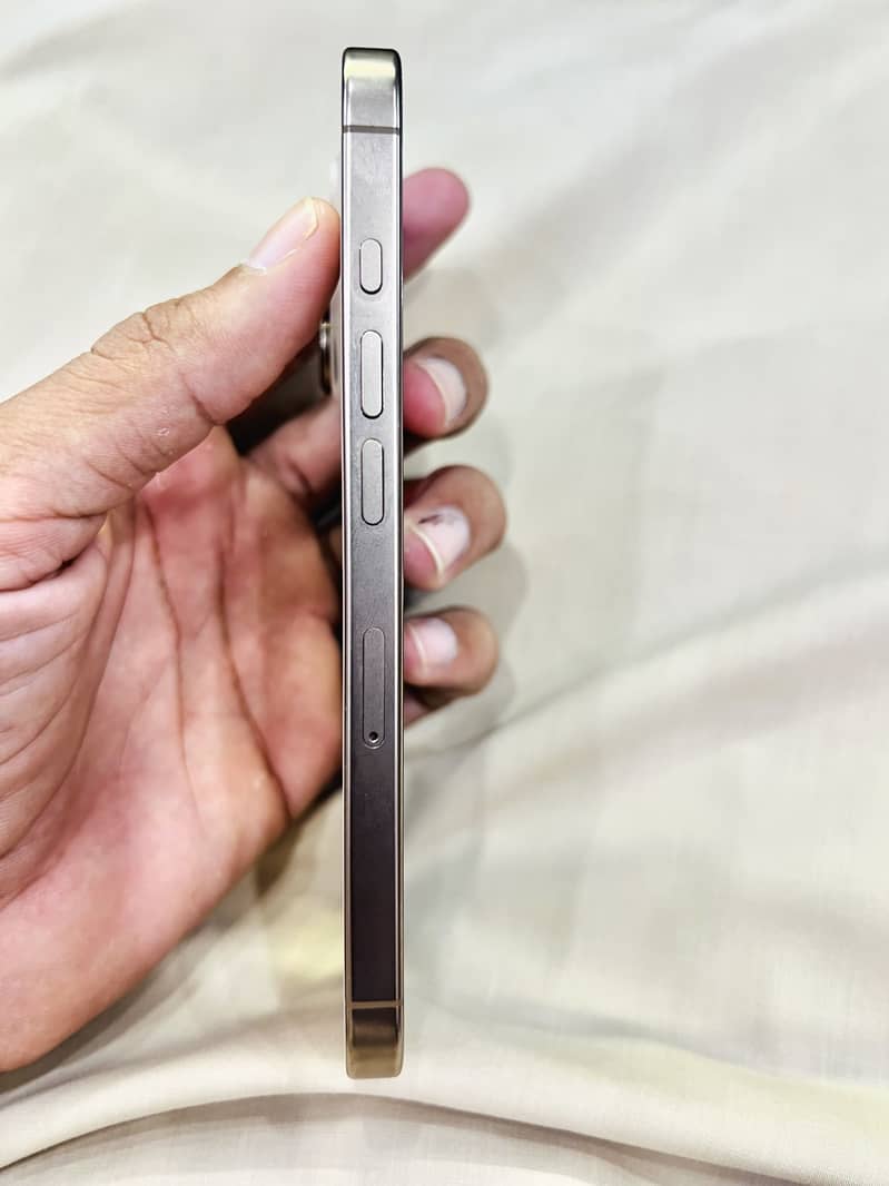 Apple iPhone 16 Pro 3