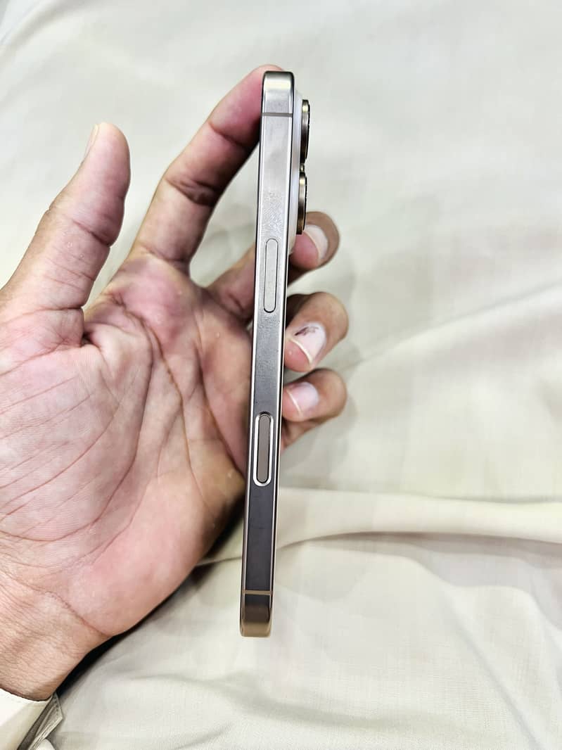 Apple iPhone 16 Pro 4
